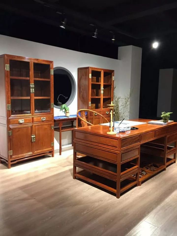 緬甸花梨憑什么,價(jià)格一路上漲.... 緬甸花梨憑什么,價(jià)格一路上漲....